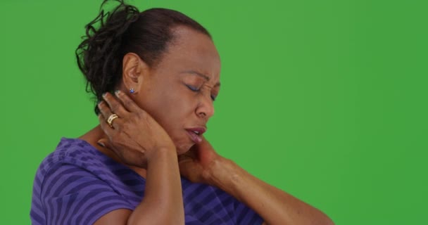 緑色の画面に悪い首の痛みを持つ高齢者の黒人女性 緑の画面でキーまたは構成されます — ストック動画
