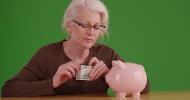 Atraktivní Zralá Žena Dává Dolar Prasátka Zeleném Plátně Veselá Seniorka — Stock video