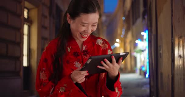 Jovem Turista Feliz Usando Tablet Dispositivo Florença Itália Close Mulher — Vídeo de Stock