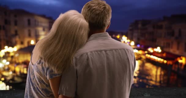 浪漫的夫妻晚上凝视着大运河 甜蜜的成熟夫妇一起坐在室外欣赏风景 — 图库视频影像