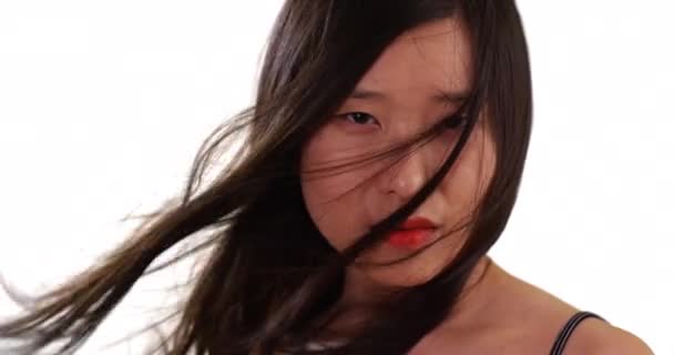 백그라운드 스튜디오에서 바람에 나부끼는 머리카락을 스러운 밀레니엄 여성의 사진입니다 아시아인 — 비디오