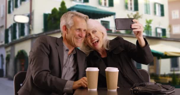 Dışarıda Selfie Çeken Sevimli Yaşlı Bir Çift Kafenin Dışında Fotoğraf — Stok video