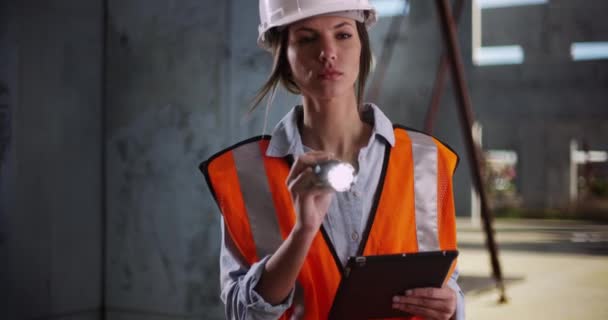 Arbeiterin Schutzausrüstung Mit Tablet Und Taschenlampe Auf Der Baustelle Ingenieurin — Stockvideo