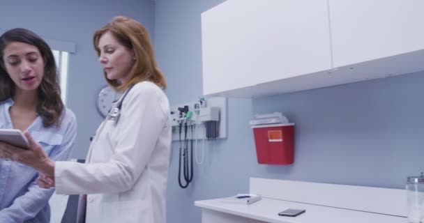 Kamera Součástí Lékařské Ordinace Mladým Hispánským Pacientem Starším Bělošským Doktorem — Stock video