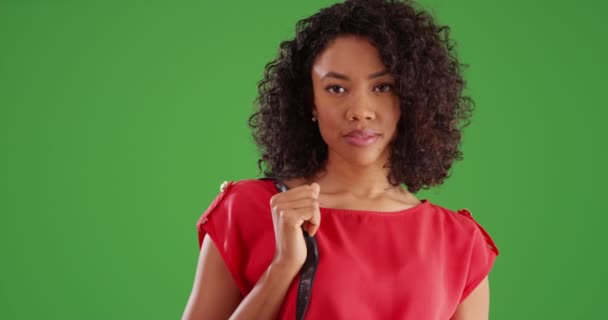 Close Retrato Mulher Millennial Preto Elegante Bonito Topo Vermelho Fundo — Vídeo de Stock