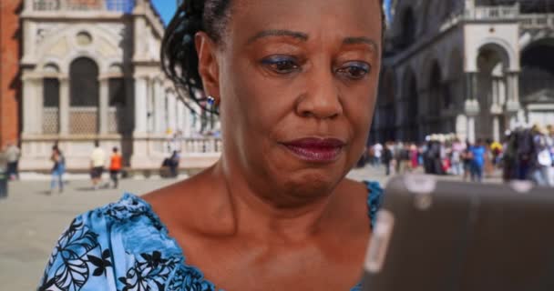 Пожилая Черная Женщина Использует Беспроводной Планшет Площади Святого Марка Афроамериканский — стоковое видео