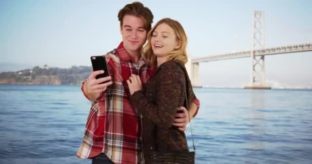 Pareja Milenaria Tomando Selfie Por Oakland Bay Bridge San Francisco — Vídeo de stock