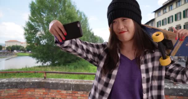 Cool Σκέιτερ Χιλιετή Λήψη Selfie Κάμερα Smartphone Και Κρατώντας Skateboard — Αρχείο Βίντεο