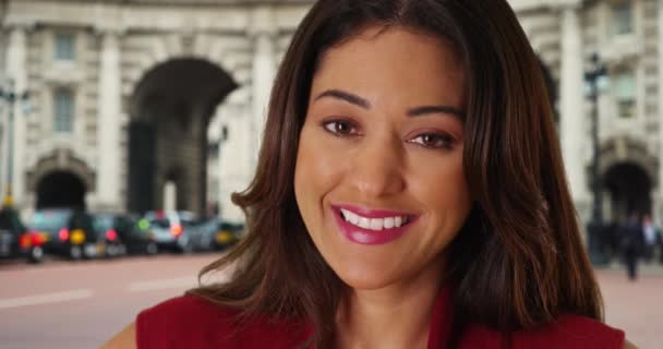 Primer Plano Retrato Alegre Sonriente Latina Londres Mujer Joven Atractiva — Vídeo de stock