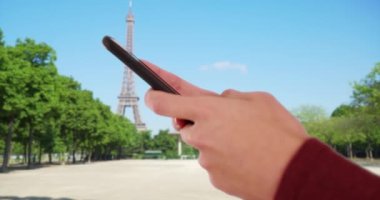 Paris 'te cep telefonuyla mesajlaşan kadınların ellerini kapatın. Beyaz kadın dışarıda akıllı telefon kullanıyordu. 4k