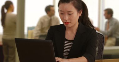 Ofis içinde dizüstü bilgisayarında daktilo yazan bin yıllık iş kadını portresi. İşine odaklanmış genç ve zeki bir sosyal hizmet görevlisinin yakın çekimi. 4k