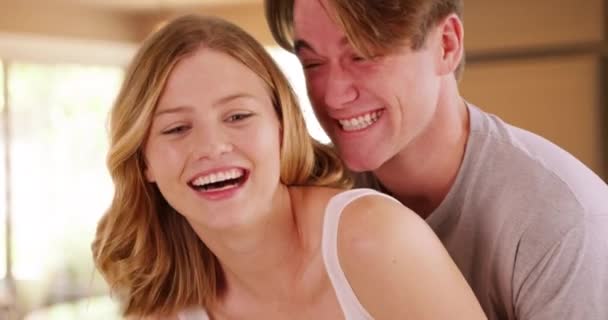 Çekici Erkek Içerideki Odadan Mutlu Kız Arkadaşına Sarılıyor Evde Kucaklaşan — Stok video