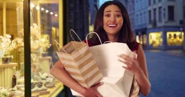 笑笑一个带着购物袋的拉美女人快乐兴奋的女人看着新东西的画像 — 图库视频影像