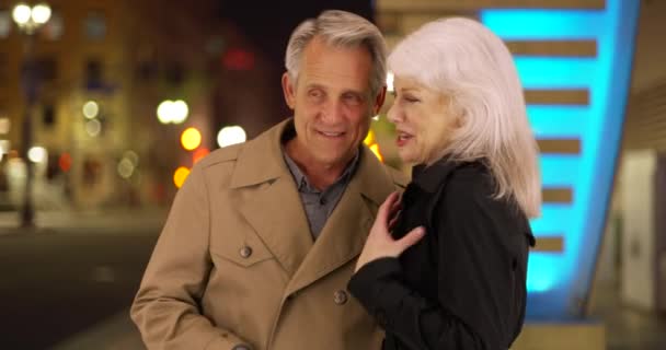 快乐的老夫妇一边聊天一边站着等着搭便车 可爱的老夫妇出去约会等出租车 — 图库视频影像