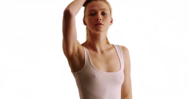 Femeia Sexy Iluminare Dramatică Pozând Seducător Partea Sus Rezervorului Strâns — Videoclip de stoc