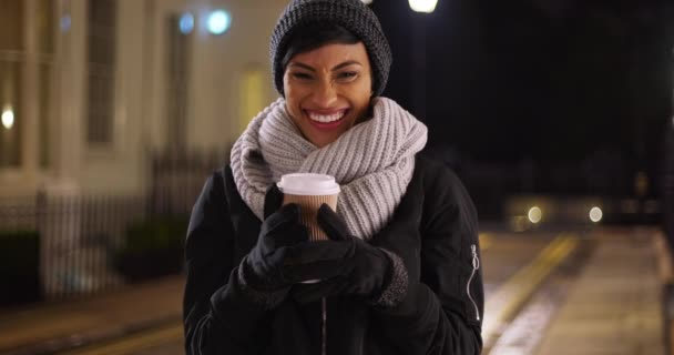 Sonriente Joven Mujer Negra Con Una Cálida Taza Café Afuera — Vídeos de Stock