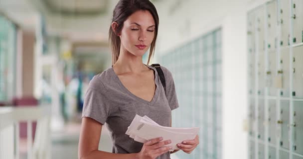 우편물쌓아 여성의 초상화 편지를 우체국 보관함을 카메라를 있습니다 — 비디오