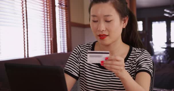 Κοντινό Πλάνο Της Χιλιετηρίδας Γυναίκα Κάνει Online Αγορά Πιστωτική Κάρτα — Αρχείο Βίντεο