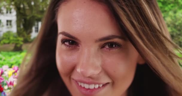 近照美丽的年轻女子微笑的肖像 迷人的女性 有着自然的妆容 在镜头前微笑 — 图库视频影像