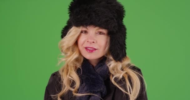 Großaufnahme Einer Fröhlichen Kaukasischen Frau Mit Pelzmütze Und Schal Die — Stockvideo