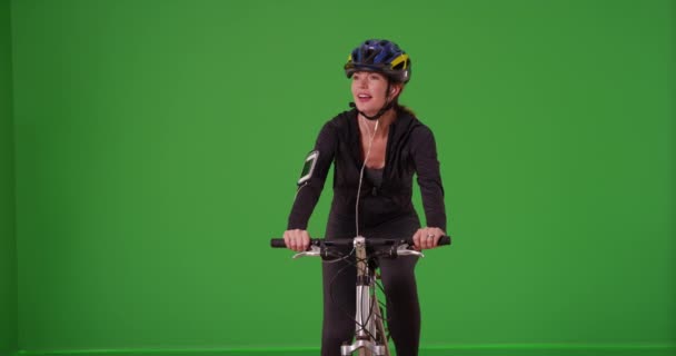 Kobieta Średnim Wieku Szczęśliwie Jeżdżąca Rowerem Kierunku Kamery Hełmem Zielonym — Wideo stockowe