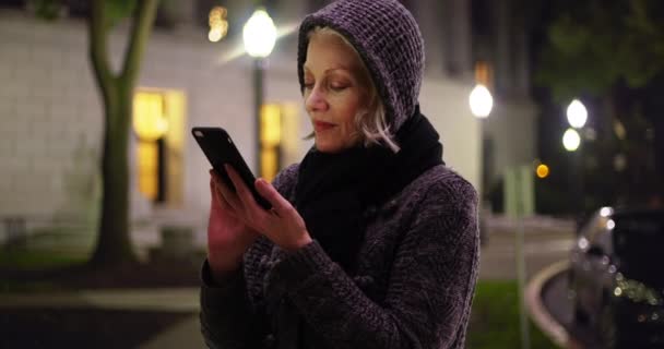 Mulher Sênior Atraente Envolto Cachecol Suéter Mensagens Celular Livre Noite — Vídeo de Stock