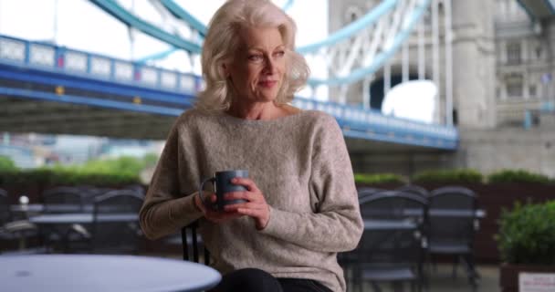 Ελκυστική Ηλικιωμένη Γυναίκα Που Κάθεται Στην Εξωτερική Αυλή Του Καφέ — Αρχείο Βίντεο