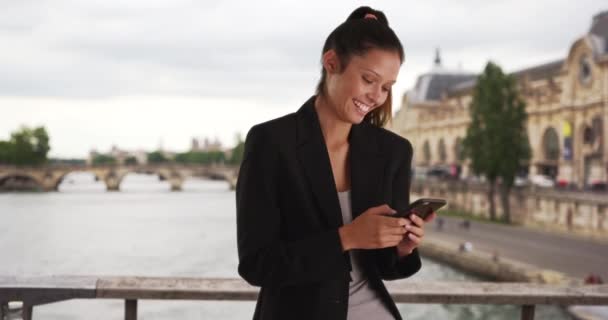Mulher Negócios Sorridente Ponte Paris Sobre Rio Sena Mensagens Texto — Vídeo de Stock