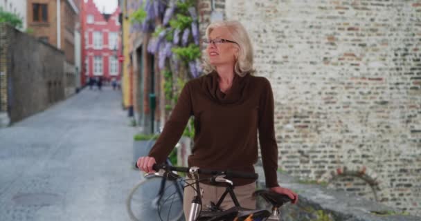 在布鲁日度假的活跃的老年妇女在骑自行车休息 在比利时骑自行车的老年女性游客 — 图库视频影像