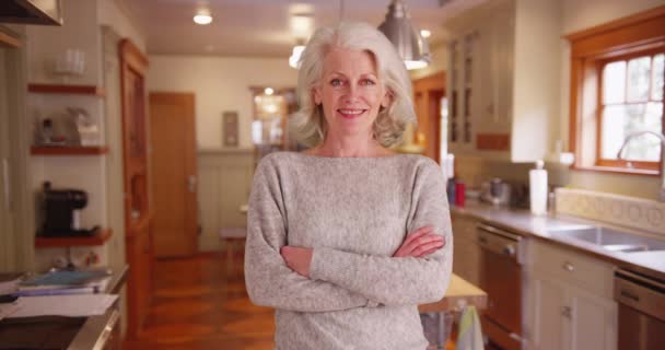 Mulher Branca Madura Seus Anos Posando Com Braços Cruzados Sorrindo — Vídeo de Stock