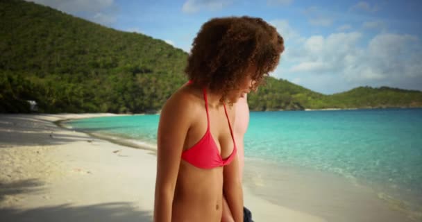 Schwarze Frau Bikini Spielt Mit Weißem Junggesellen Karibischen Strand — Stockvideo