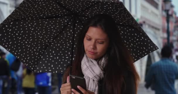 Millennial Dívka Pomocí Mobilu Usmívá Během Dešťové Bouře Benátkách Turistka — Stock video