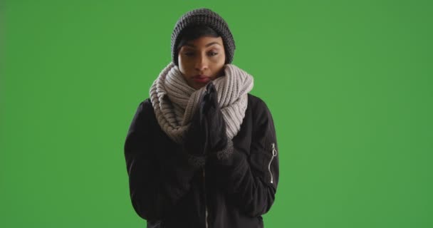 Retrato Mujer Negra Usando Gorro Guantes Pie Clima Frío Pantalla — Vídeo de stock