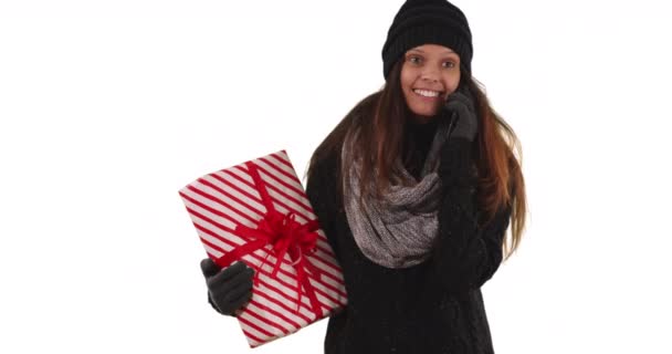 Mujer Milenaria Sonriendo Hablando Teléfono Celular Mientras Sostiene Regalo Navidad — Vídeos de Stock