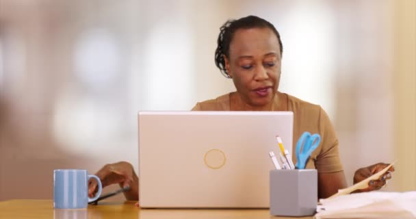 아프리카 미국인 할머니가 세금을 노트북을 사용하고 있습니다 나이든 여자는 컴퓨터를 — 비디오