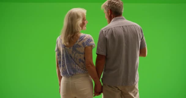 Senior Par Stående Håller Händerna Grön Skärm Grön Skärm Som — Stockvideo