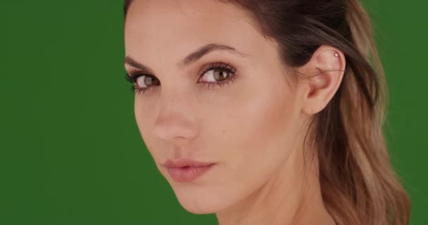 Близкий Снимок Женской Модели Смотрящей Камеру Зеленом Экране Тонкий Снимок — стоковое видео