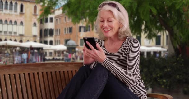 Šťastná Starší Žena Dovolené Benátkách Textové Zprávy Chytrým Telefonem Zatímco — Stock video