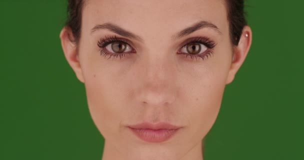 Úzký Záběr Atraktivní Modelky Make Upem Pohledem Upřeným Kameru Zelenou — Stock video