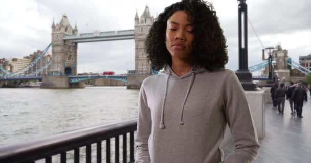Mujer Negra Joven Seria Con Sudadera Con Capucha Pie Junto — Vídeo de stock