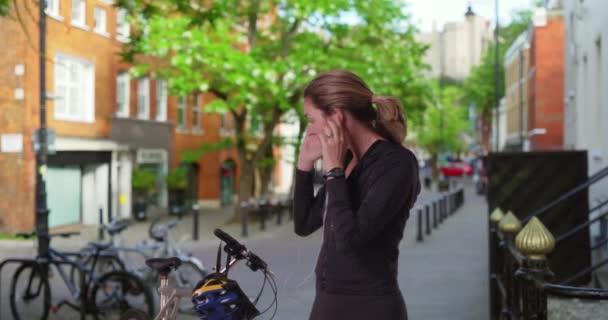 Friska Kvinnliga Cyklist Förbereder Sig För Cykeltur Utanför Vit Kvinna — Stockvideo