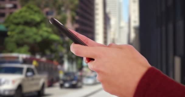 Beyaz Bir Kadının Elleri Şehir Merkezindeki Binaların Dışında Cep Telefonuyla — Stok video