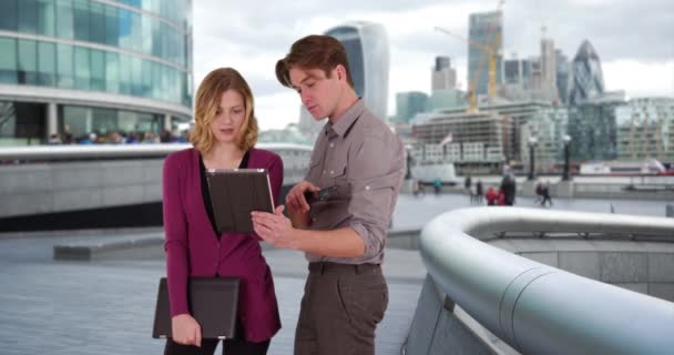 Retrato Dois Jovens Empresários Usando Touchpad Londres Homem Negócios Uma — Vídeo de Stock
