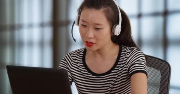 Millennial Sales Agent Komunikující Klientem Pomocí Mikrofonu Sluchátek Portrét Pracovníka — Stock video