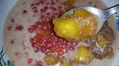 Bubur Ubi, Endonezya 'da Hindistan cevizi sütüyle servis edilen tatlı patates, palmiye şekeri ve muhallebiden bir tatlıdır..