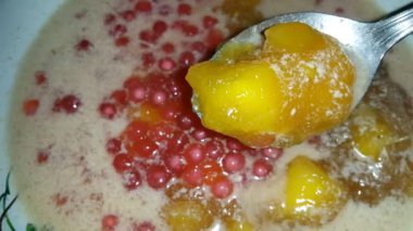 Bubur Ubi, Endonezya 'da Hindistan cevizi sütüyle servis edilen tatlı patates, palmiye şekeri ve muhallebiden bir tatlıdır..