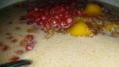 Bubur Ubi, Endonezya 'da Hindistan cevizi sütüyle servis edilen tatlı patates, palmiye şekeri ve muhallebiden bir tatlıdır..