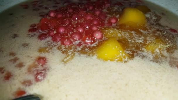Bubur Ubi Десерт Индонезии Сладкого Картофеля Пальмового Сахара Тапиоки Подаваемый — стоковое видео