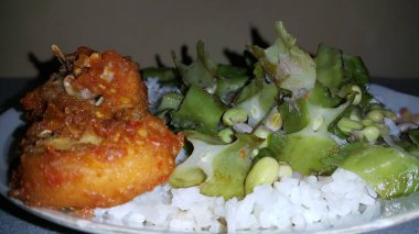 Yanında tavuk ve sebze tabağı olan basit bir yemek. Kızarmış tavuk ve sebzeli pilav. Tadı çok lezzetli. Basit yemek..