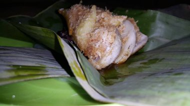 Endonezya 'da geleneksel atıştırmalıkların düşük açılı çekimi. Esmer şeker soslu ve rendelenmiş hindistan cevizli popüler bir atıştırmalık. Lupis, injin, serabi ve diğerleri var..